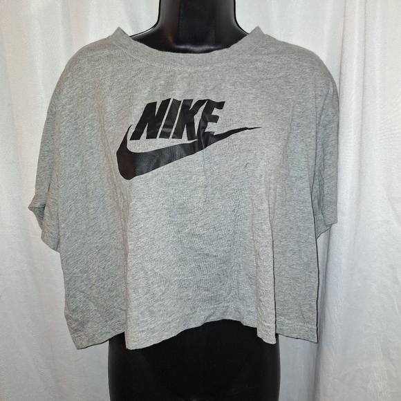 Nike Gray Cropped T-Shirt - Picture 1 of 4